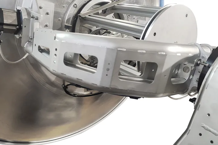 Rückseitiges Detail einer Antenne mit dem metallischen Rollarm