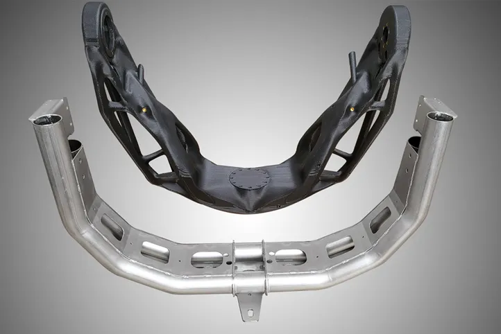 Die beiden Rollarme stehen sich gegenüber. Unten das Metall-Original, oben der 3D-gedruckte