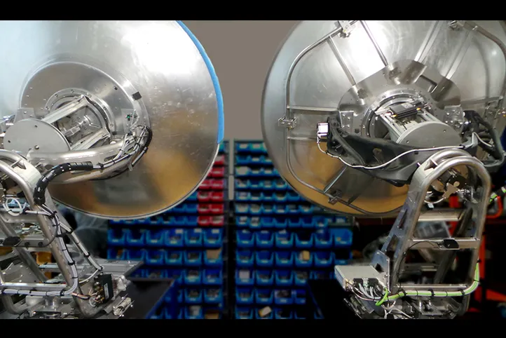 Rückansicht von zwei Antennen. Bei der linken Antenne ist der Rollarm aus Metall, bei der rechten Antenne aus Kohlefaser geformt.