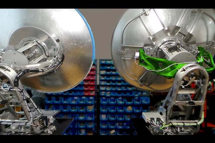 Rückansicht von zwei Antennen. Bei der linken Antenne ist der Rollarm aus Metall, bei der rechten Antenne aus Kohlefaser geformt. Der 3D-gedruckte Rollarm ist grün hervorgehoben.